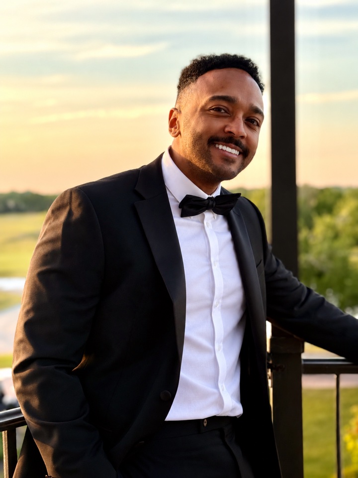 Omar Jean-Baptiste con traje formal